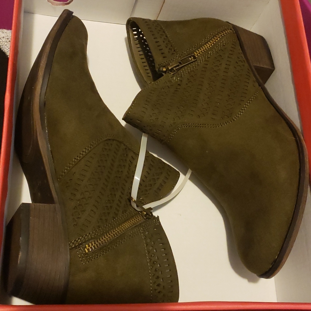 Boots - Picture 2 of 4
